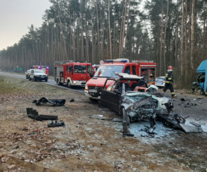 Tragiczne zderzenie osobówki z busem pod Kępnem. 76-latek nie miał szans! [ZDJĘCIA]