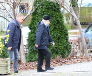 Lech Wałęsa zupełnie sam w pustym kościele. Pojechał się pomodlić tuż przed świętami