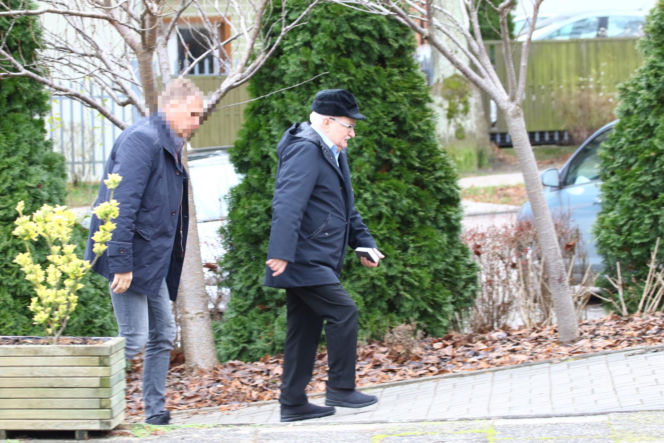 Lech Wałęsa zupełnie sam w pustym kościele. Pojechał się pomodlić tuż przed świętami