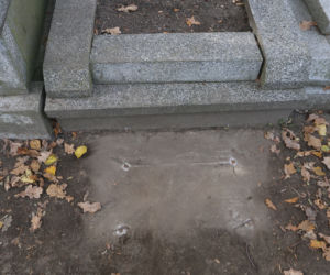 Ukradli mi ławkę! Dramat Pani Ewy na cmentarzu Bródnowskim 