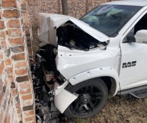 Wjechał w mur na Powązkach i uciekł. Kierowca poszukiwany 