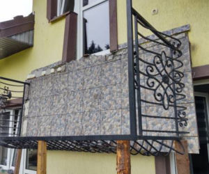 Stara Wieś. W domu jednorodzinnym URWAŁ SIĘ balkon! Trzy osoby w szpitalu