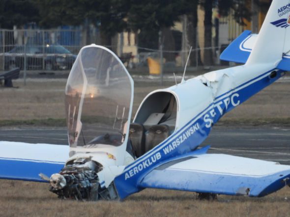 Samolot wypadł z pasa i zarył dziobem w ziemię. Groźne sceny na warszawskim Bemowie