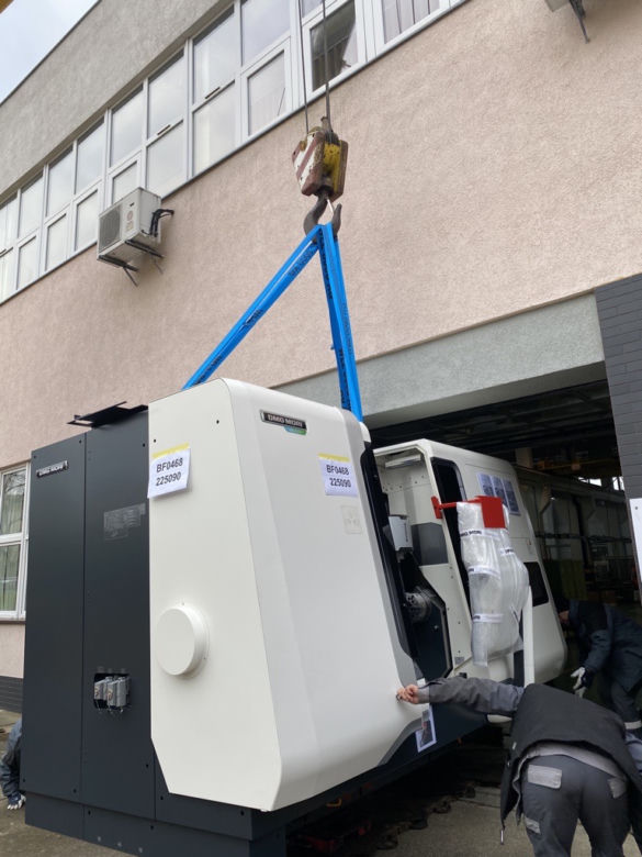 ZUT z nowoczesną aparaturą wielkości busa!