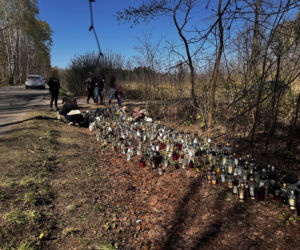 Morze zniczy w miejscu wypadku posła Łukasza Litewki