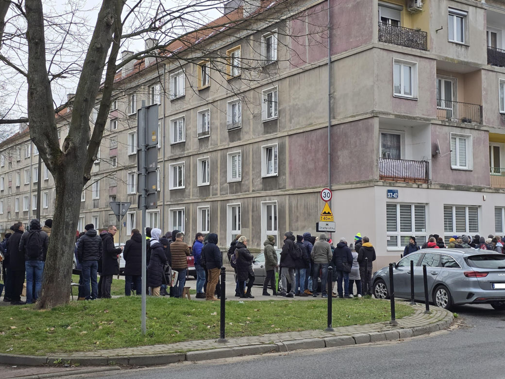 Kilkaset ludzi czeka przed wejściem do punktu obsługi grantobiorców w Tychach