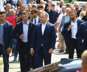 Nawrocki na procesji z rodziną