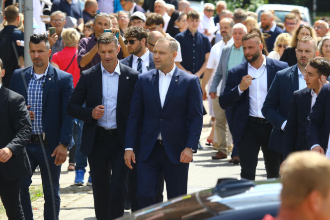 Nawrocki na procesji z rodziną
