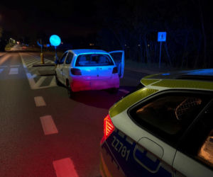 Pijany wjechał w znak drogowy, próbował przekupić policjantów