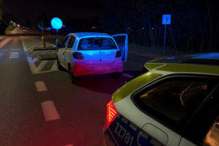Pijany wjechał w znak drogowy, próbował przekupić policjantów