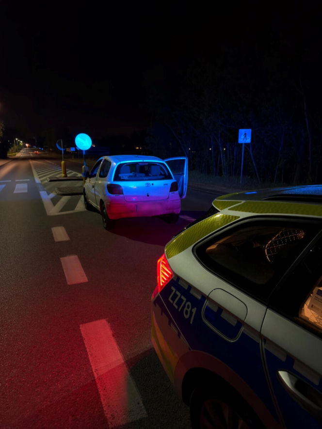Pijany wjechał w znak drogowy, próbował przekupić policjantów