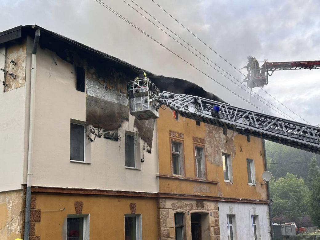 Dramatyczny pożar na Dolnym Śląsku. Mężczyzna ewakuowany przez okno, budynek doszczętnie zniszczony