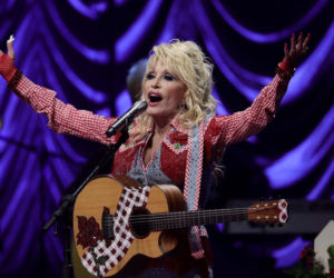 Nie żyje Dolly Parton. Dziewczyna z biednej chaty bez prądu, która zbudowała imperium. Obejrzyj film o ikonie