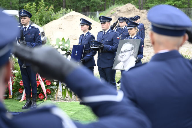 Tłumy pożegnały 23-letniego policjanta. Kacper zginął w tragicznym wypadku w Piasecznie
