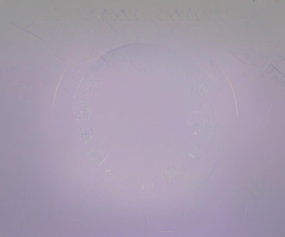 Tło w odcieniach fioletu z subtelnie zarysowanymi, rozmazanymi symbolami zodiakalnymi i fragmentami tekstu, tworzące eteryczną aurę tajemniczości. Obraz idealnie pasuje do horoskopu dziennego, który można znaleźć na naszym portalu, podkreślając duchowy kontekst i kosmiczną energię dnia.