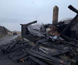 Budynek mieszkalny w miejscowości Rogóziec w gminie Mordy spłonął prawie doszczętnie