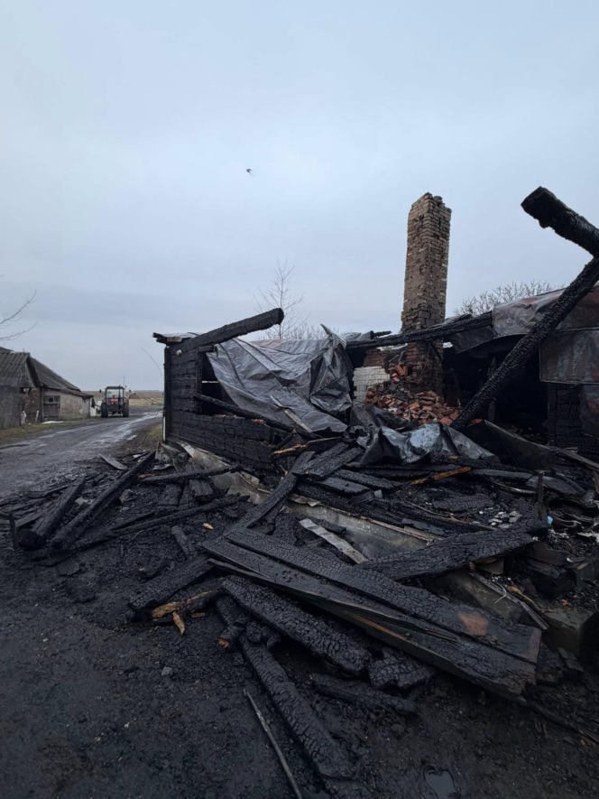 Budynek mieszkalny w miejscowości Rogóziec w gminie Mordy spłonął prawie doszczętnie