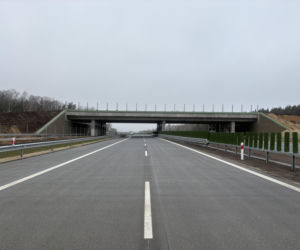 Na autostradzie A2 na wschód od Warszawy prace idą pełną parą, zarówno w dzień, jak i po zmroku