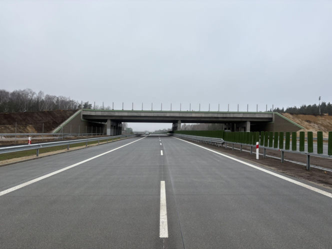 Na autostradzie A2 na wschód od Warszawy prace idą pełną parą, zarówno w dzień, jak i po zmroku