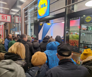 Setka osób w kolejce przed świtem. Tak wyglądało otwarcie nowego Lidla