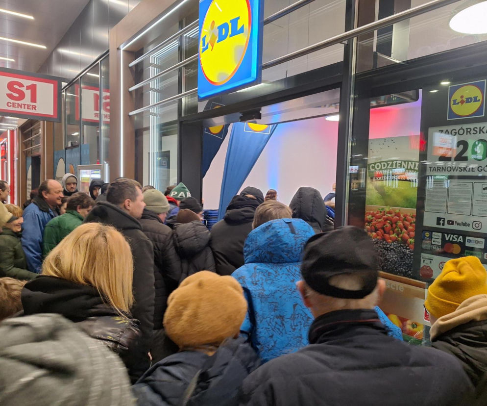 Setka osób w kolejce przed świtem. Tak wyglądało otwarcie nowego Lidla