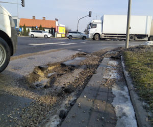 Siedleckie drogi niczym szwajcarski ser – kierowcy narzekają na stan dróg po zimie