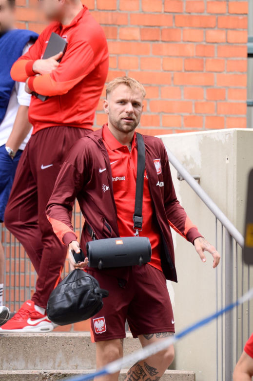 Załamani piłkarze idą na trening