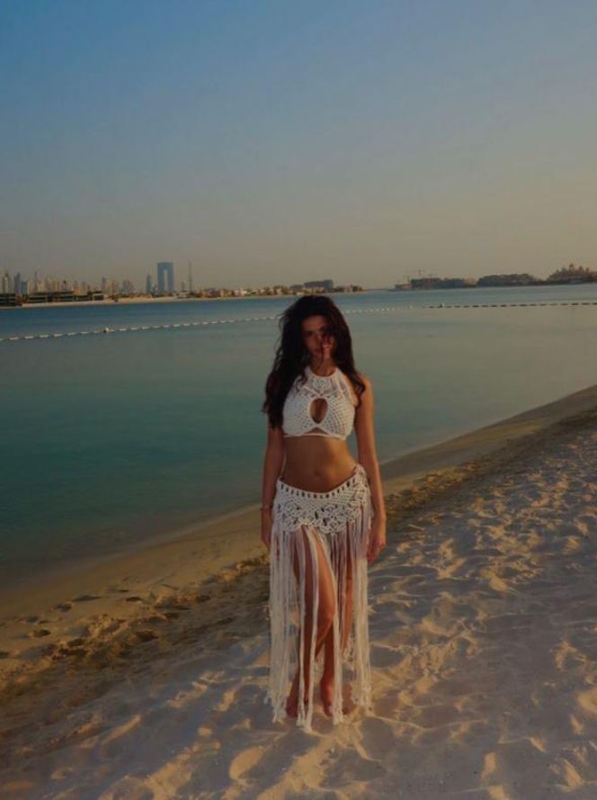 Roksana Węgiel-Mglej rozciąga się w Dubaju