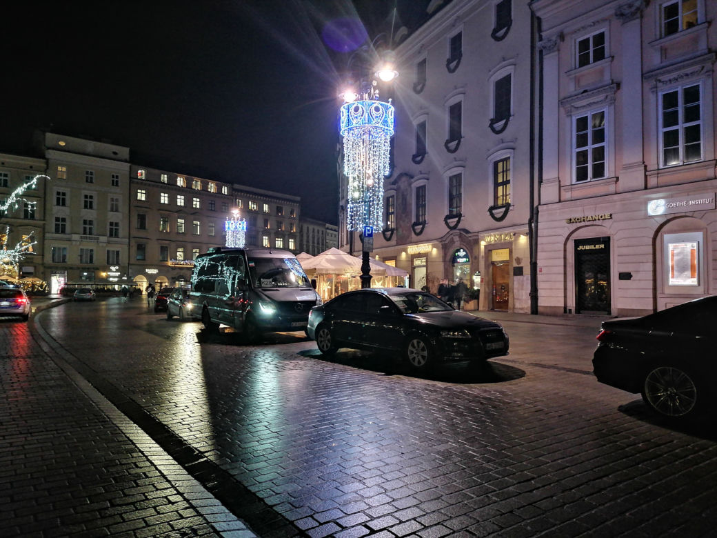 Krakowski Rynek pełen policji i służb