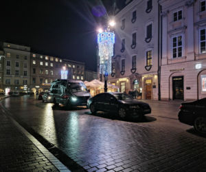 Krakowski Rynek pełen policji i służb