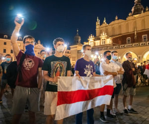Manifestacja Białorusinów na rynku w Krakowie. Precz z Łukaszenką!
