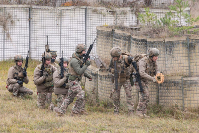 „Duch dyscypliny” i 800 euro. Nowy program Macrona ma wzmocnić armię