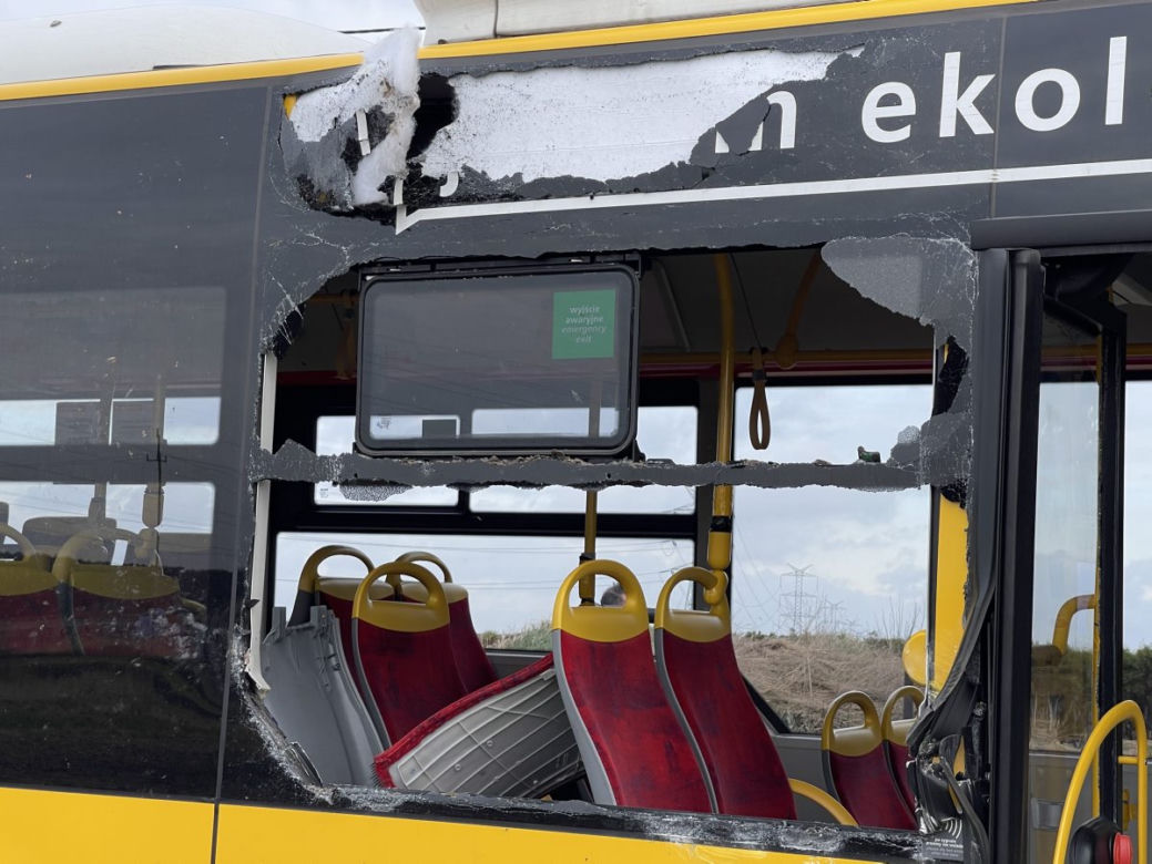 Horror pod Warszawą. Traktor wbił się w autobus z ludźmi! 