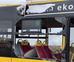 Horror pod Warszawą. Traktor wbił się w autobus z ludźmi! 