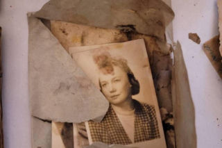 Pod podłogą na Saskiej Kępie znaleźli skarb. Całkowity unikat