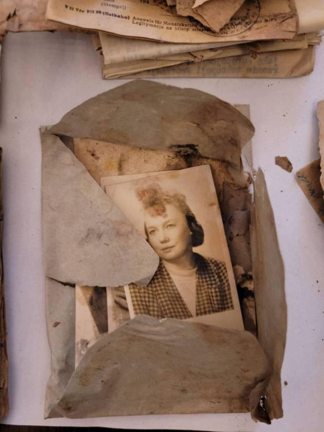 Pod podłogą mieszkania na Saskiej Kępie znajdowała się skytka z dokumentami i prywatnymi rzeczami z czasów okupacji