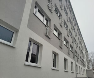 „Samotniak” zyskał nowy blask! Pierwsze mieszkania przy al. Niepodległości oddane 