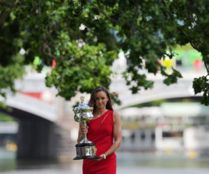 Jelena Rybakina z pucharem mistrzyni Australian Open