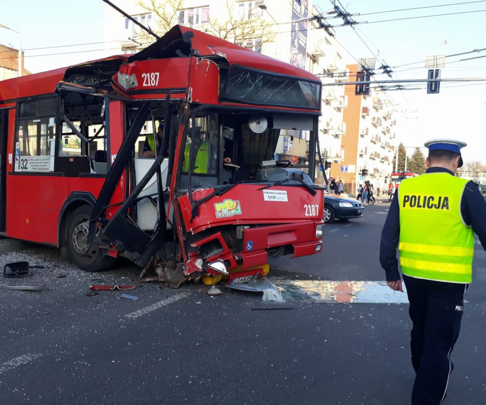 Lublin: Wypadek autobusu w centrum miasta. Są ranni i ogromne utrudnienia [AKTUALIZACJA]