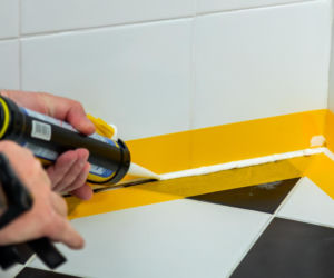 Jak poprawnie usunąć starą fugę i silikon oraz nałożyć nowy? Murator Remontuje