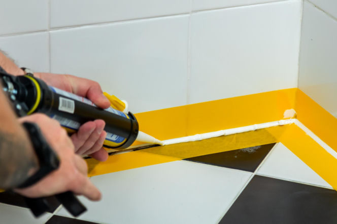 Jak poprawnie usunąć starą fugę i silikon oraz nałożyć nowy? Murator Remontuje