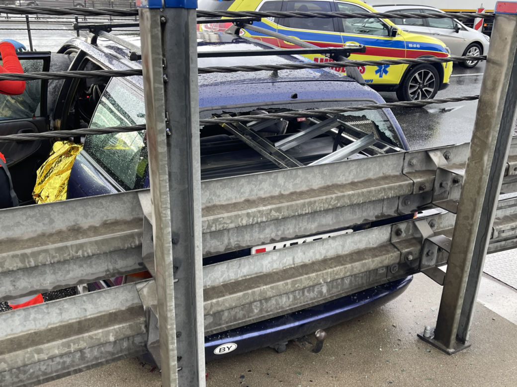 Opel zderzył się z autobusem na Moście Grota. Dwie osoby ranne, gigantyczne utrudnienia 