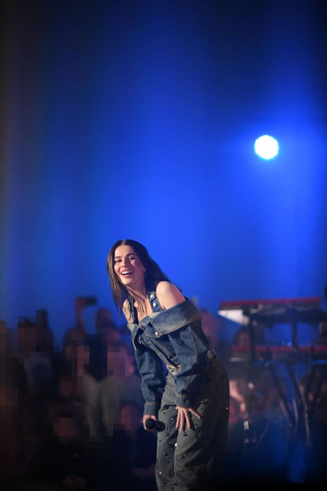 Roxie Węgiel z gołym brzuchem śpiewa dla najmłodszych