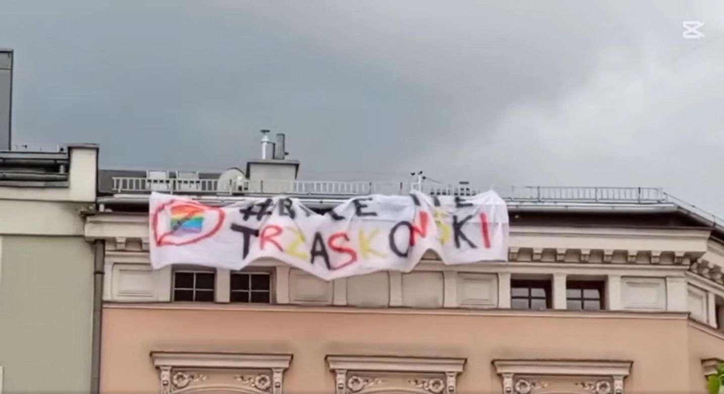 Szok w Gliwicach. Dwóch Spider-Manów rozwiesiło na dachu baner "Byle nie Trzaskowski"