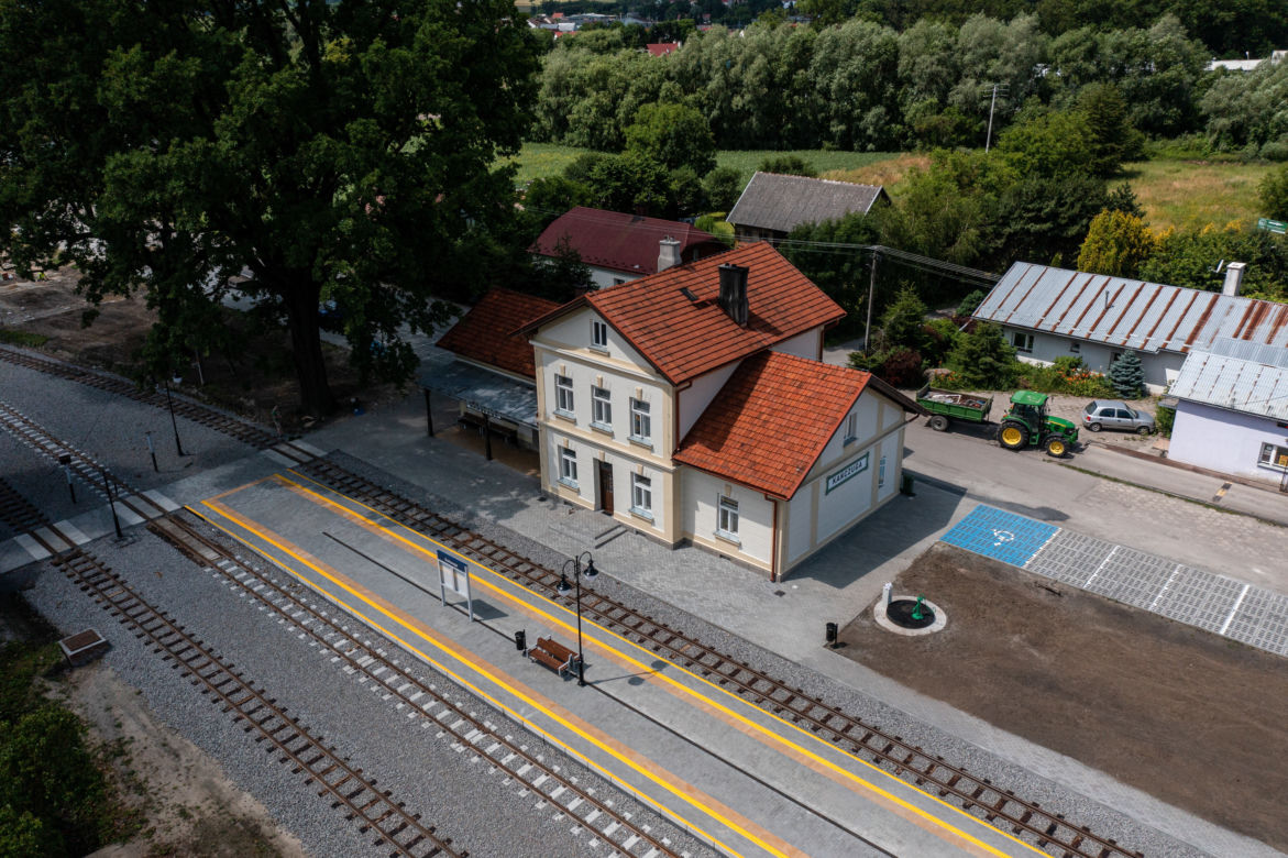Odnowiona stacja kolejki wąskotorowej w Kańczudze