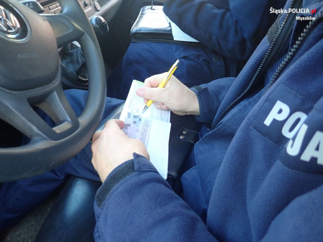 Śląskie: W komunikacji miejskiej i sklepach coraz więcej policyjnych patrol. Rośnie liczba mandatów za brak maseczki