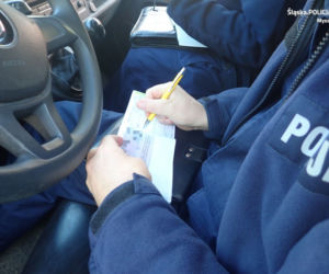 Śląskie: W komunikacji miejskiej i sklepach coraz więcej policyjnych patrol. Rośnie liczba mandatów za brak maseczki