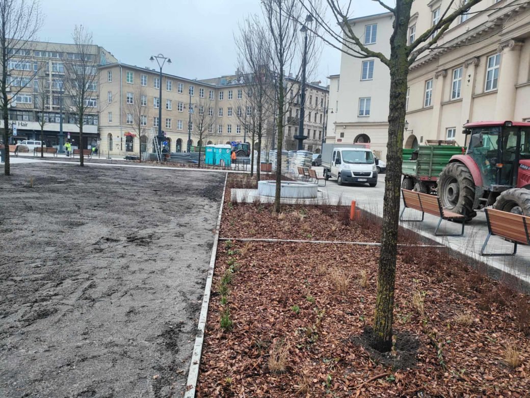 Plac wolności kilka dni przed otwarciem! Już odwiedzają go pierwsi łodzianie [ZDJĘCIA]