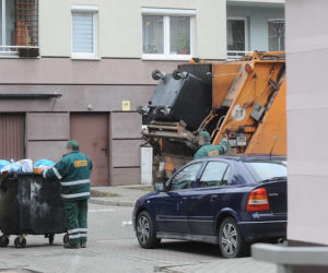 Śmieciowy CHAOS w Warszawie. Wiemy jak wyliczyć nową opłatę