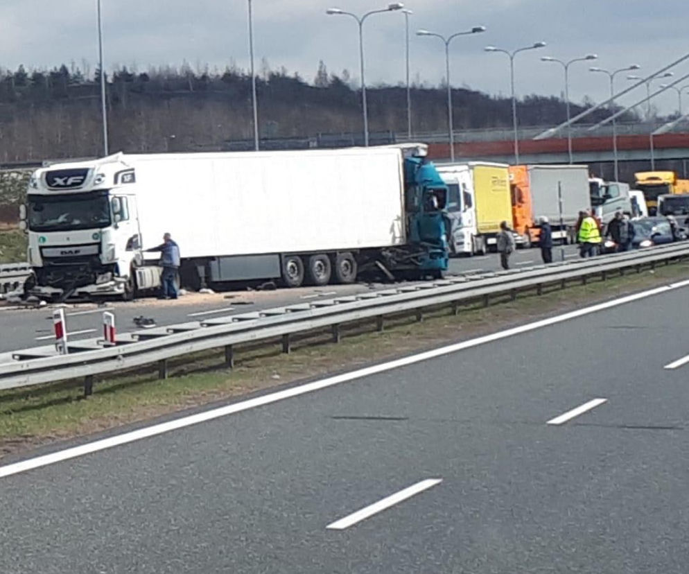 Autostrada A4 w Gliwicach zablokowana po wypadku dwóch ciężarówek. Są potężne utrudnienia